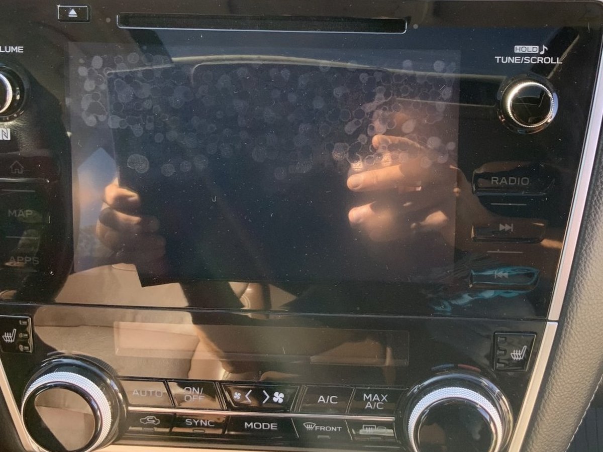 Subaru 8-inch touchscreen with bubbles under the glass, the same screen used in the Subaru Outback